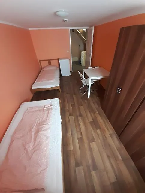 Low Budget Hostel Rooms Eversbuschstr 168 Munich