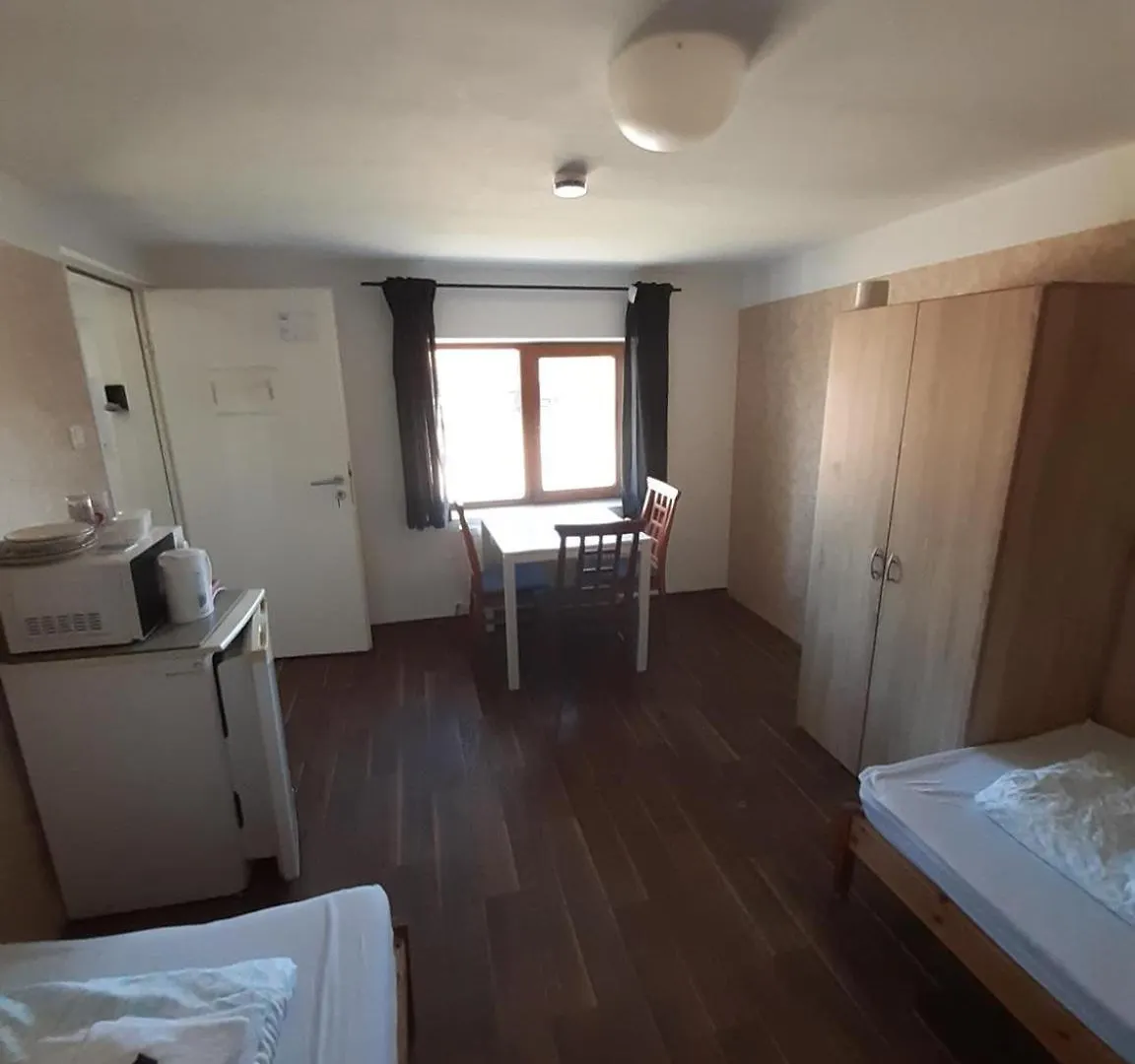 Low Budget Allach Hostel Rooms & Apartments Eve 168 Munich