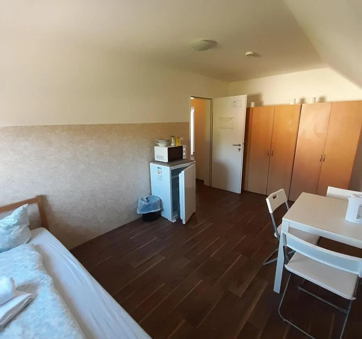 Low Budget Allach Hostel Rooms & Apartments Eve 168 Munich