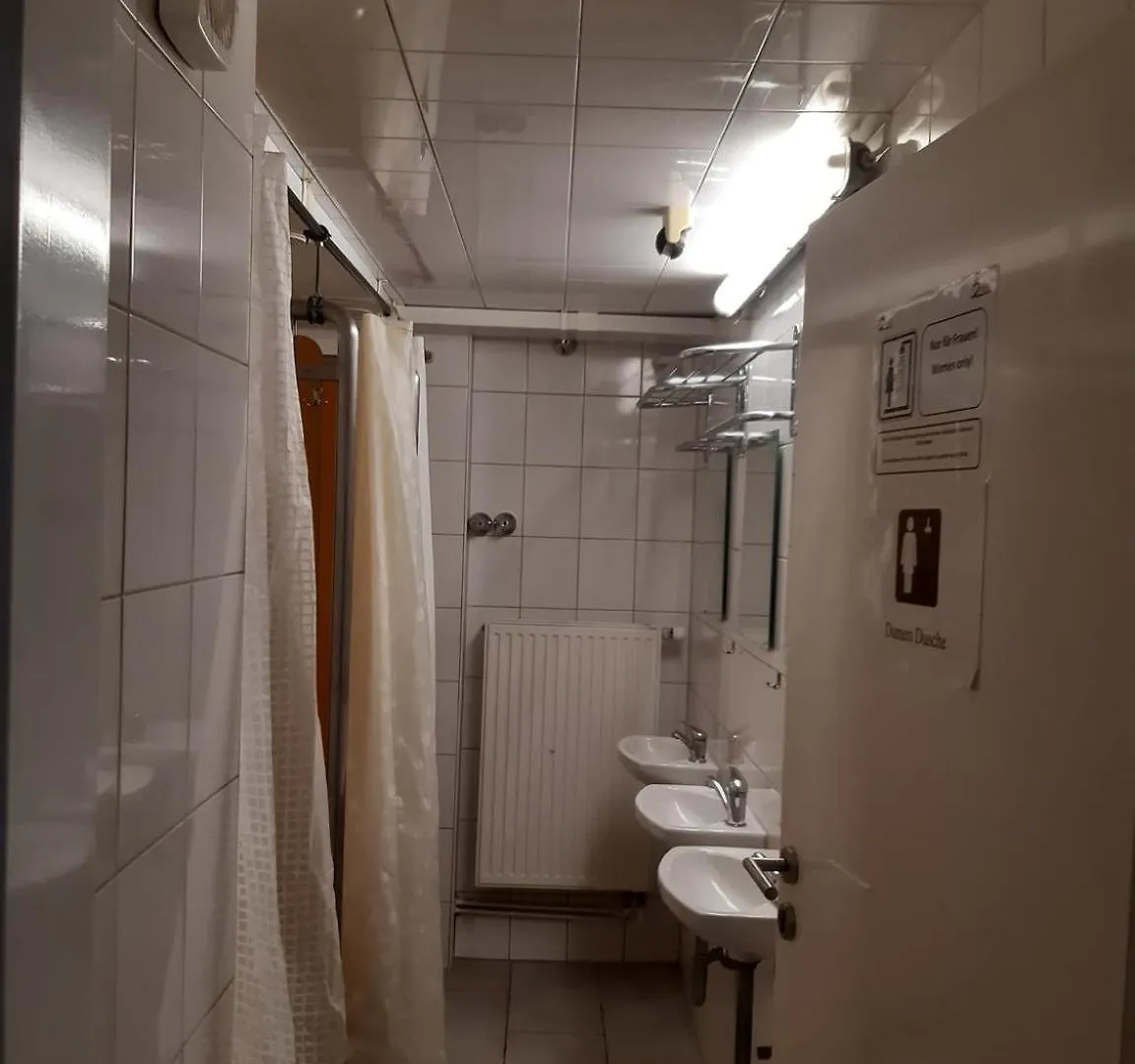 Low Budget Allach Hostel Rooms & Apartments Eve 168 Munich 0*,