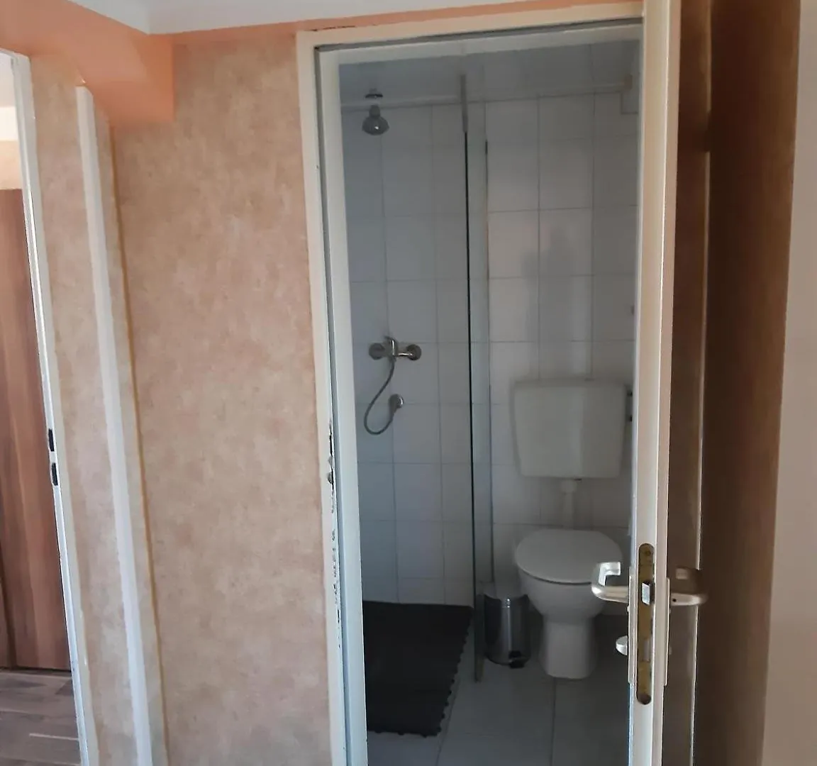 Low Budget Allach Hostel Rooms & Apartments Eve 168 Munich