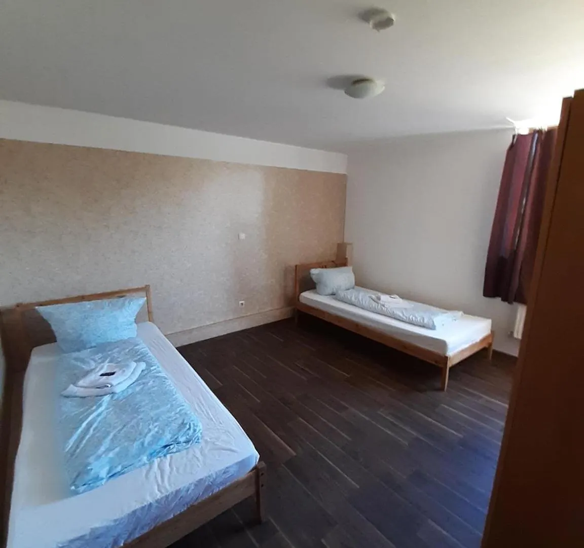 Low Budget Allach Hostel Rooms & Apartments Eve 168 Munich 0*,