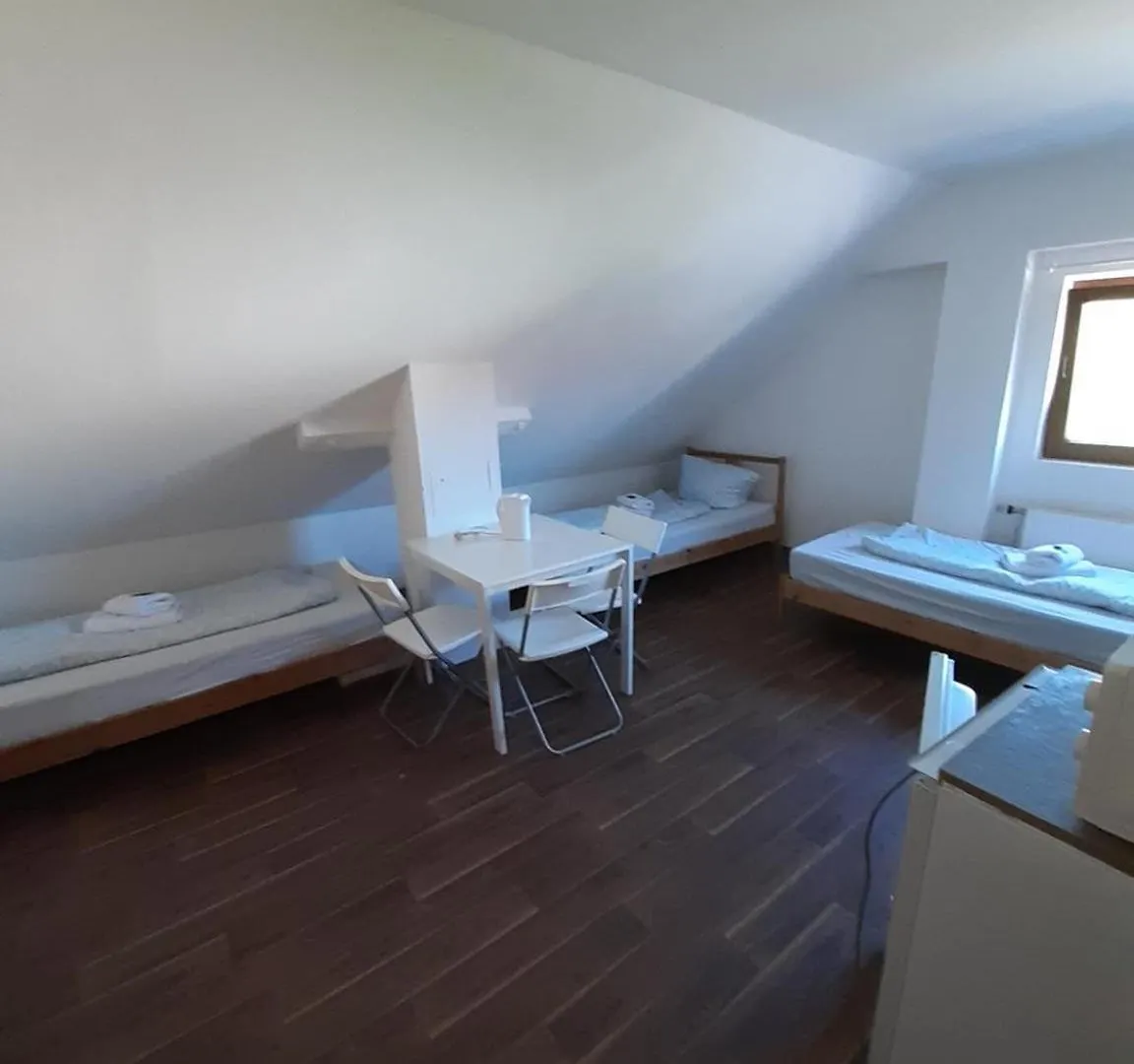 Low Budget Allach Hostel Rooms & Apartments Eve 168 Munich Allemagne