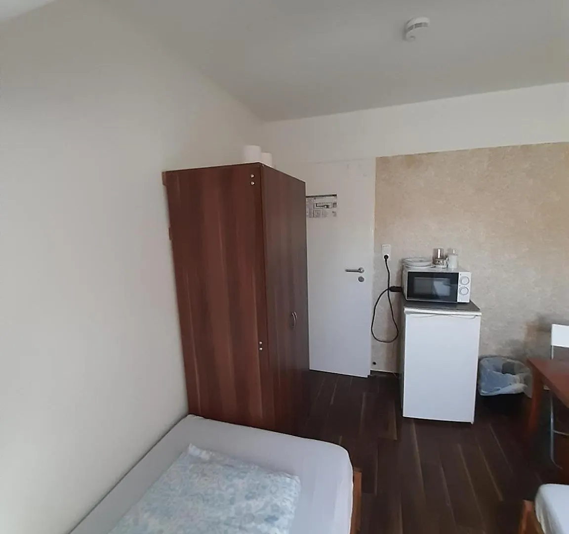 Low Budget Allach Hostel Rooms & Apartments Eve 168 Munich