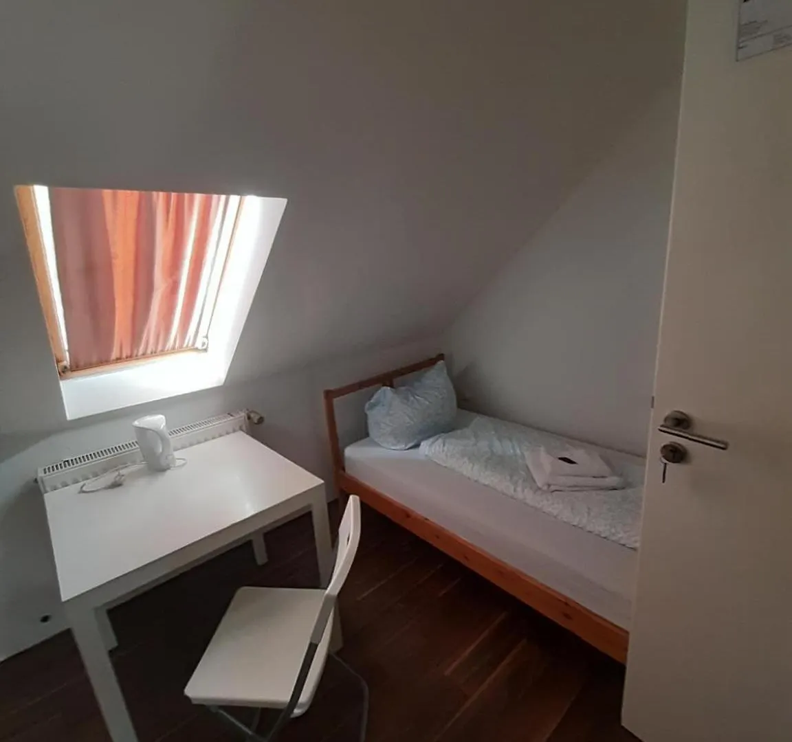 Low Budget Allach Hostel Rooms & Apartments Eve 168 Munich
