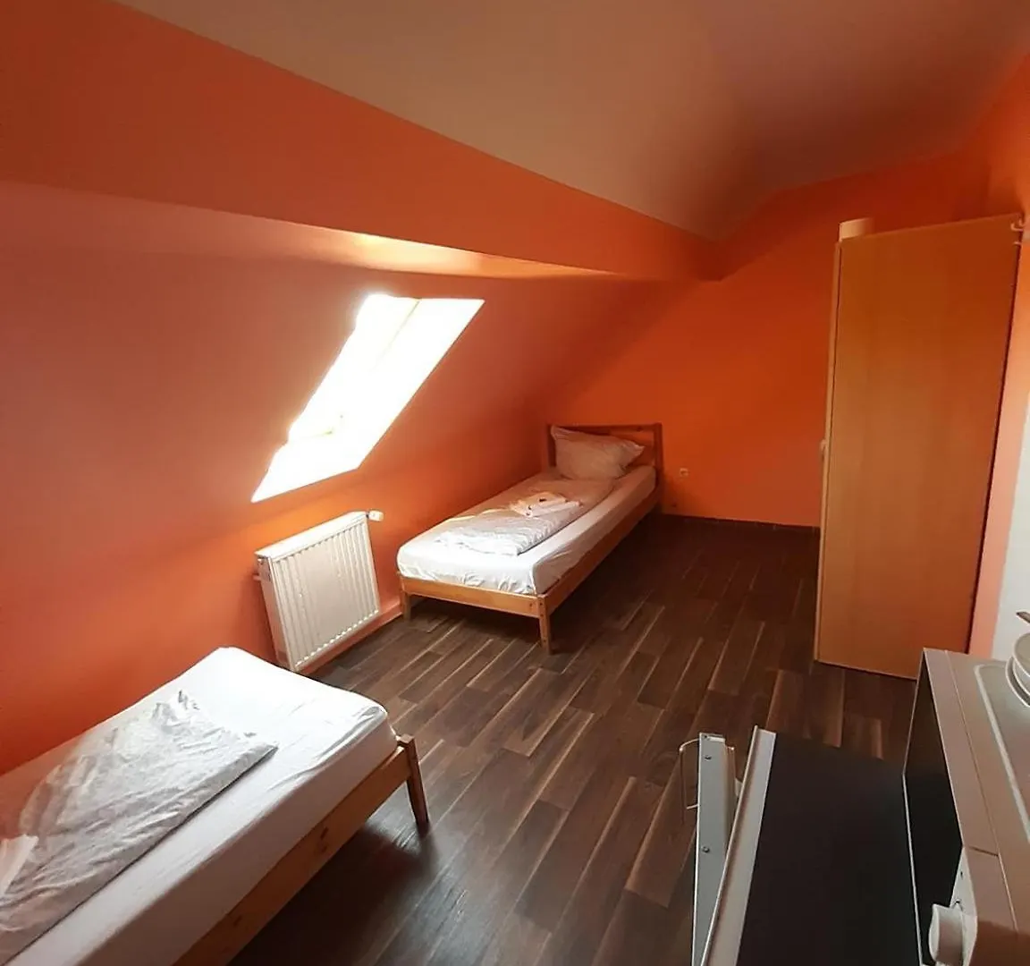 Low Budget Allach Hostel Rooms & Apartments Eve 168 Munich 0*,