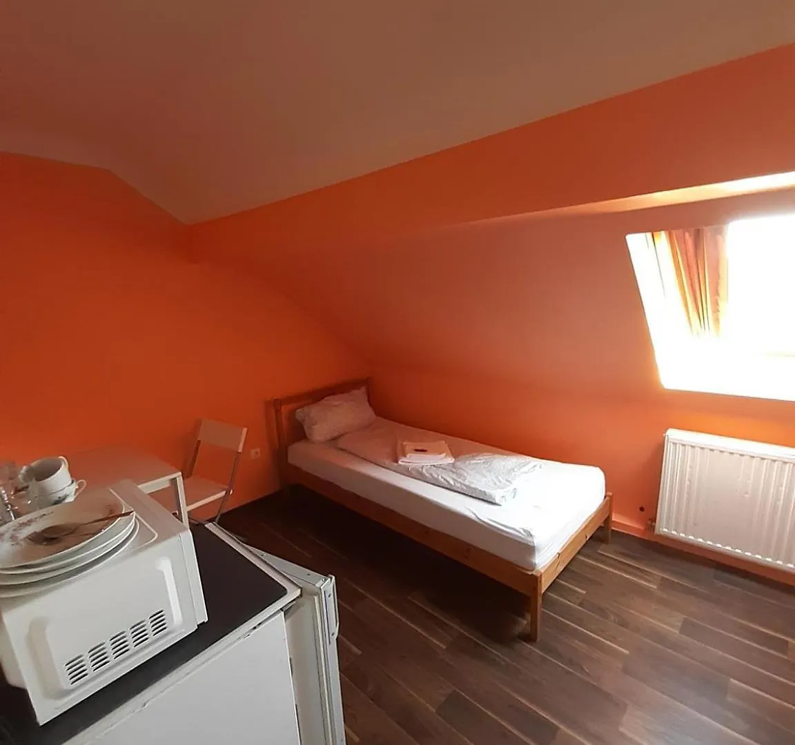 Low Budget Allach Hostel Rooms & Apartments Eve 168 Munich