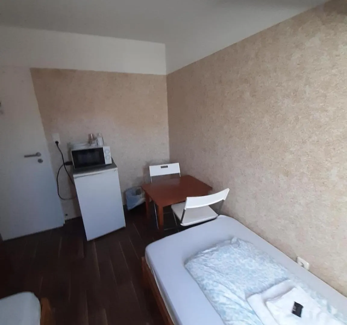 Low Budget Allach Hostel Rooms & Apartments Eve 168 Munich