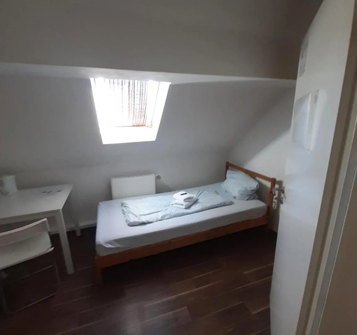 Low Budget Allach Hostel Rooms & Apartments Eve 168 Munich