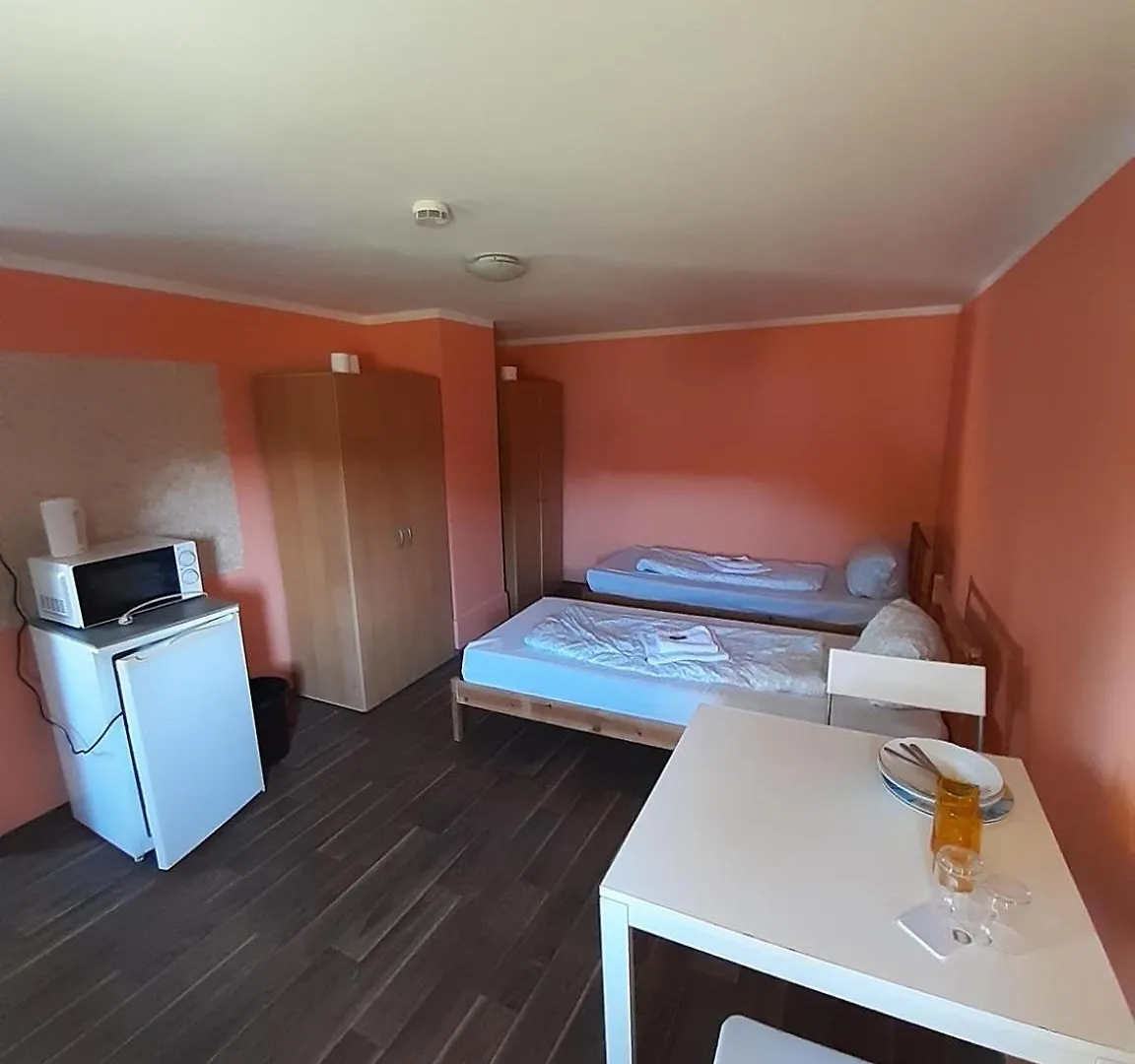 Low Budget Allach Hostel Rooms & Apartments Eve 168 Munich