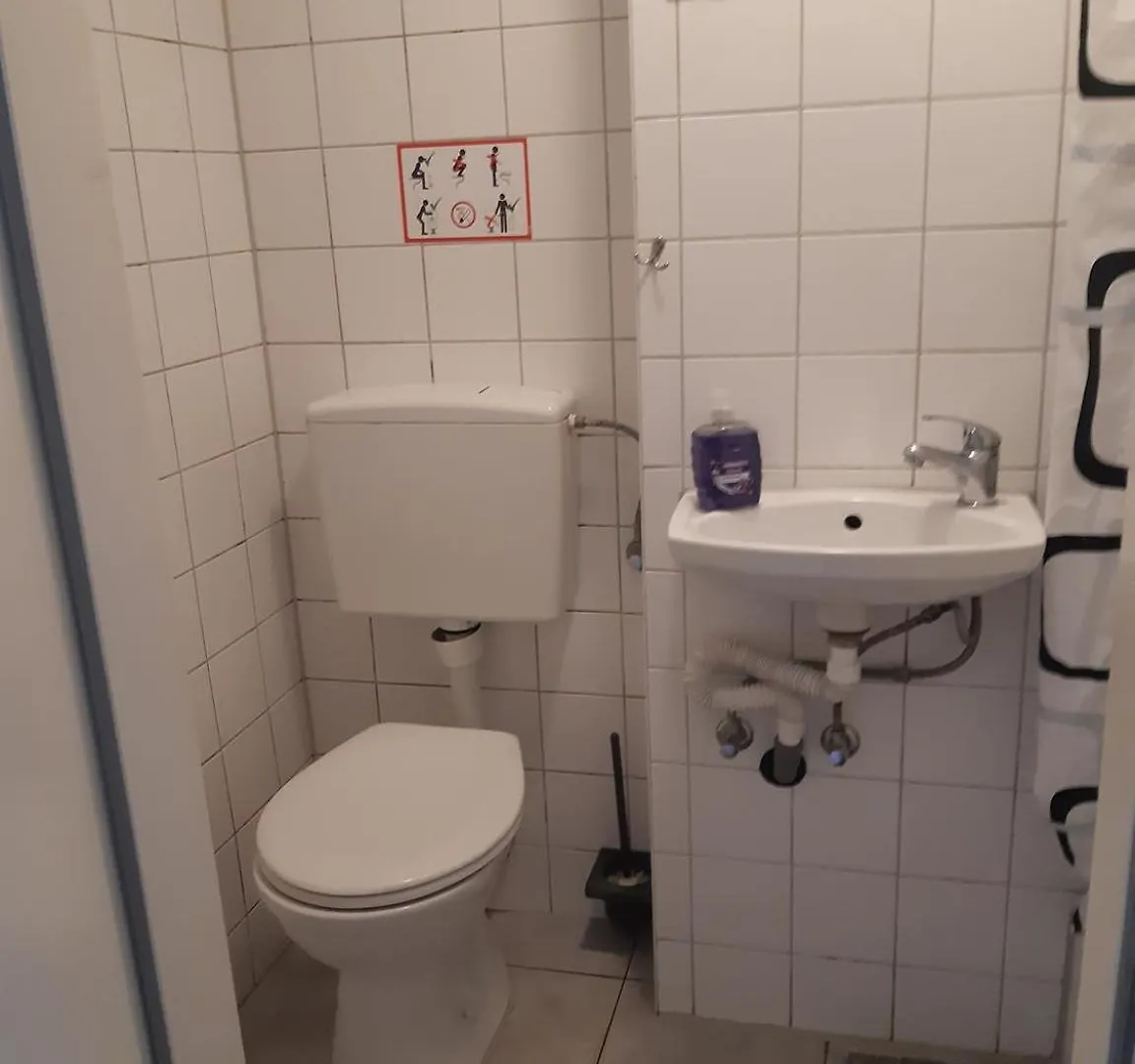 Low Budget Allach Hostel Rooms & Apartments Eve 168 Munich